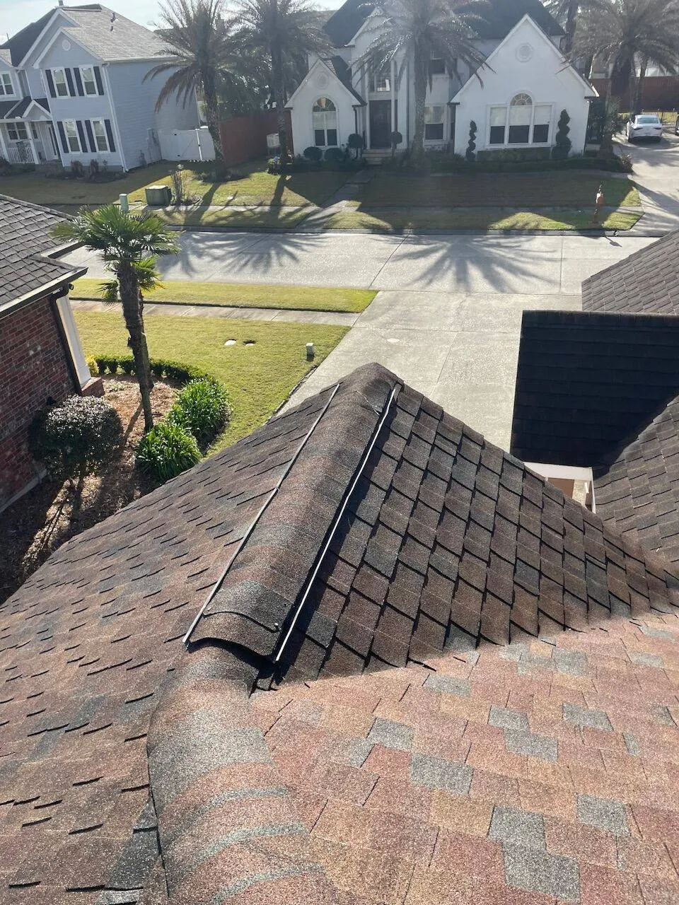 Designer presidential shingle roof with dimensional shadow lines