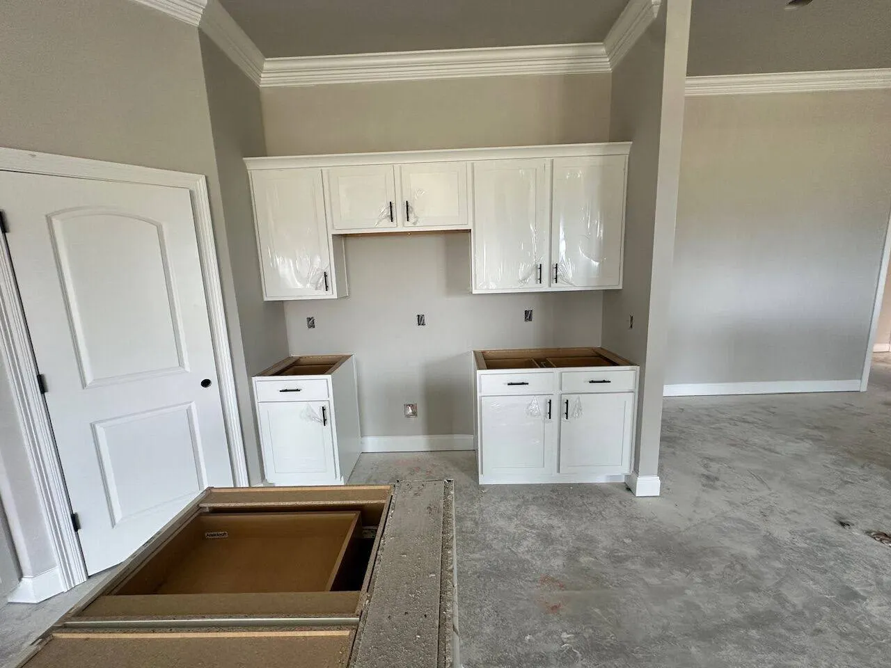 White shaker kitchen wall and base cabinet installation with crown molding in Metairie LA